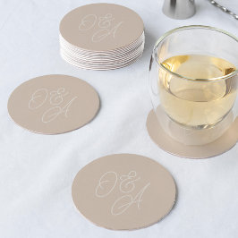 Sand | Oversified Script Monogram Wedding Runder Pappuntersetzer
