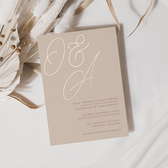 Sand | Rose Gold Script Monogram Wedding Folieneinladung (Von Creator hochgeladen)