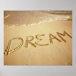 Sand schreiben 'Dream' mit ankommendem Surfen oben Poster