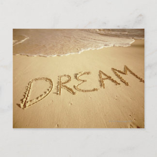 Sand schreiben 'Dream' mit ankommendem Surfen oben Postkarte