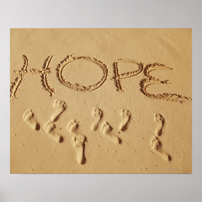 Sand schreibt "Hope" am Strand mit dem Poster (Vorne)