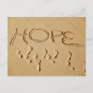 Sand schreibt "Hope" am Strand mit dem Postkarte
