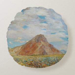 Sand Springs Butte von Childe Hassam, Vintage Art Rundes Kissen