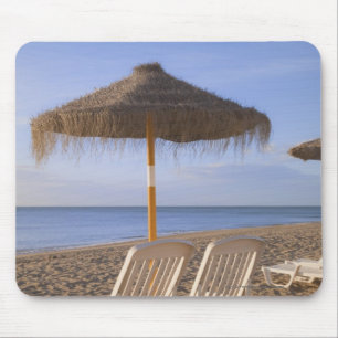 Sand-Strand-Stühle mit Regenschirm Mousepad