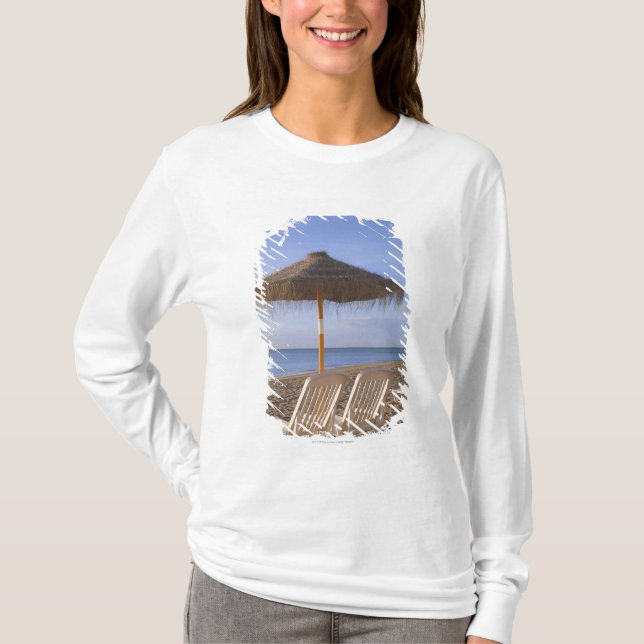 Sand-Strand-Stühle mit Regenschirm T-Shirt (Vorderseite)