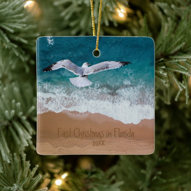 Sand Writing Beach Unsere ersten Weihnachten in Fl Keramikornament (Baum)