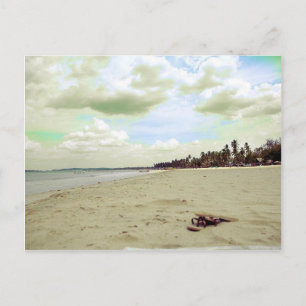 Sandalen am tropischen Strand Postkarte