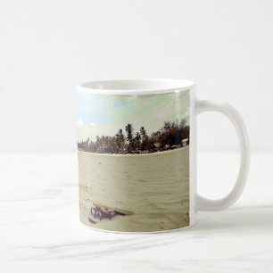 Sandalen am tropischen Strand Tasse
