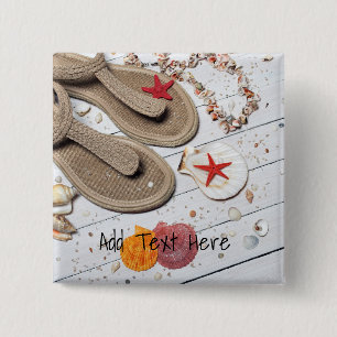 Sandalen, Muscheln und Starfish am Strand Button