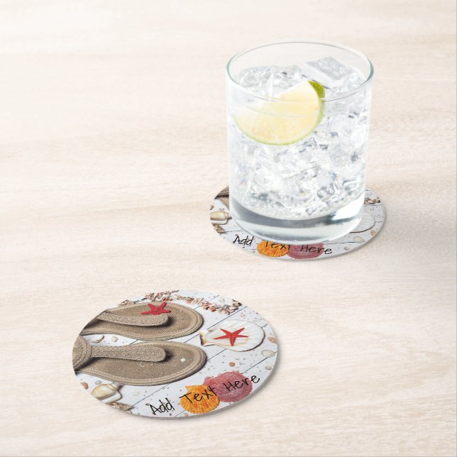 Sandalen, Muscheln und Starfish am Strand Runder Pappuntersetzer (Vor Ort)