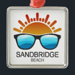 Sandbridge Beach Virginia Sonnenbrille Ornament Aus Metall<br><div class="desc">Wenn Ihnen die Idee des Virginia Beach gefällt,  aber nicht so sehr die Menschenmengen,  die oft mit ihm kommen,  dann ist Sandbridge Beach vielleicht eine kluge Wahl für Sie</div>