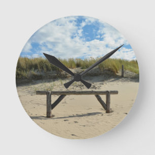 Sanddünen mit Holzzaun Runde Wanduhr