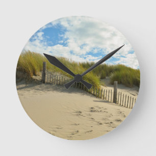 Sanddünen mit Holzzaun Runde Wanduhr