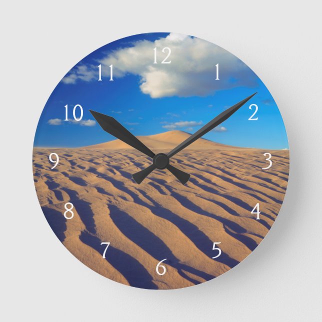 Sanddünen und Wolken Runde Wanduhr (Vorderseite)