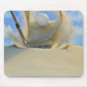 Sandeisen, das einen Golfball aus einem Sand 2 Mousepad