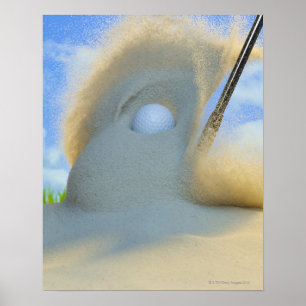 Sandeisen, das einen Golfball aus einem Sand Poster