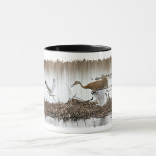 Sandhill Kran, der Seemöwen jagt Tasse