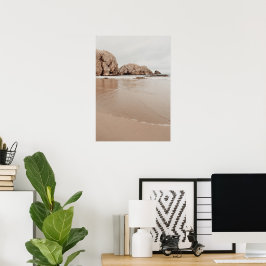 Sandige Küste mit Felsen, beige minimalistische Äs Poster