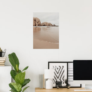 Sandige Küste mit Felsen, beige minimalistische Äs Poster