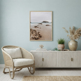 Sandige Küste mit Felsen, melancholische Meeresäst Poster