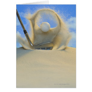 Sandkeil, der einen Golfball aus einem Sand trifft