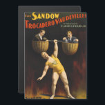 Sandow Eugen Sandow Vaudeville Weightlifter Magnetkarte<br><div class="desc">Treten Sie gleich hoch, Leute! Sehen Sie das Wunder der Moderne, der Koloss selbst aus Granit geschnitzt, Der Sandow! — Stärker als ein BullenElch, härter als ein Wagenrad, dieses deutsche Wunder ist nicht nur Muskel, er ist eine Symphonie der Kraft! Nun, die Trocadero Vaudevilles sind nicht dein altes, staubiges Opernhaus,...</div>