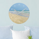 Sandpiper am Meer | Schöner Strand Runde Wanduhr<br><div class="desc">Diese wunderschöne Uhr am Meer ist ideal,  um ein niedliches Strandhaus zu dekorieren. Hellblaue grüne Wellen rollen an einem wunderschönen Strand unter einem hübschen blauen Himmel hoch. Ich Liebe die Küste und entspannen in meinem Strand Zuhause. Es gibt nichts friedlicheres als einen sonnigen Tag am Strand.</div>