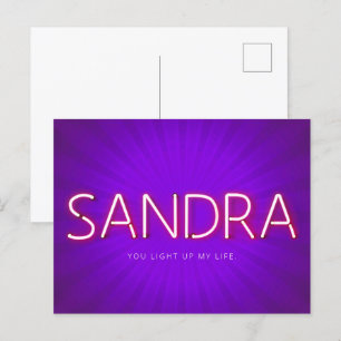 Sandra Name in leuchtenden Neonleuchten Postkarte
