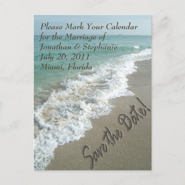 Sandschrift am Strand Save the Date Postkarte (Vorderseite)