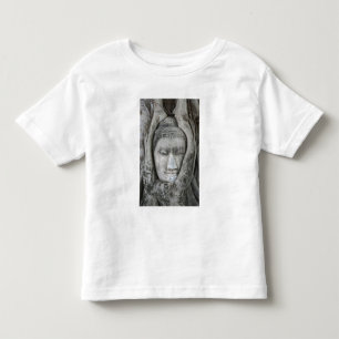 Sandstein-Kopf des Buddha, umgeben von einem Baum Kleinkind T-shirt