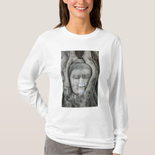 Sandstein-Kopf des Buddha, umgeben von einem Baum T-Shirt