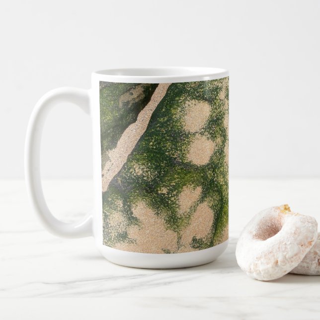 Sandsteinfelsenformation mit smaragdgrünem Moos Kaffeetasse (Mit Donut)