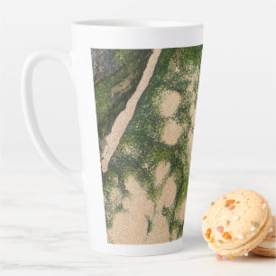 Sandsteinfelsenformation mit smaragdgrünem Moos Milchtasse