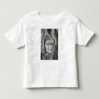 Sandsteinkopf Buddha, umgeben von Baum