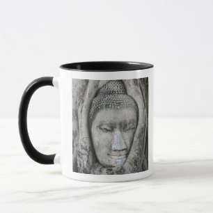 Sandsteinkopf Buddha, umgeben von Baum Tasse