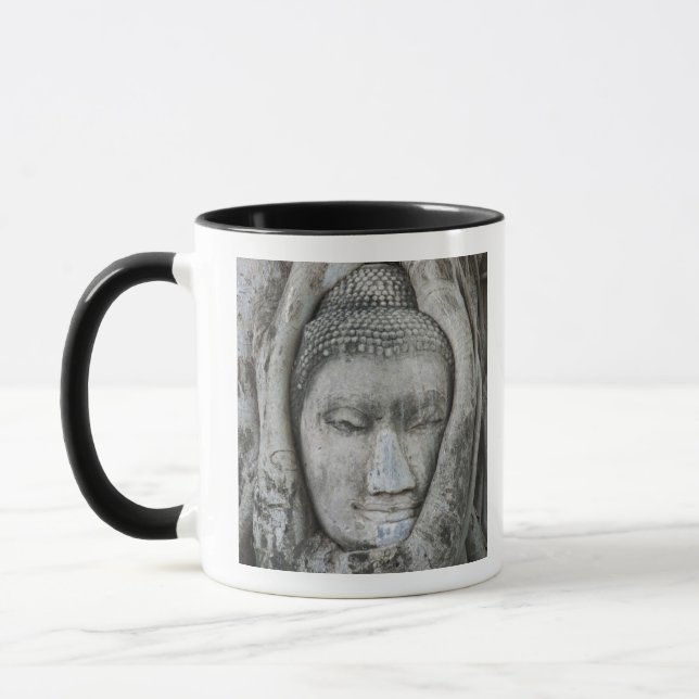 Sandsteinkopf Buddha, umgeben von Baum Tasse (Links)