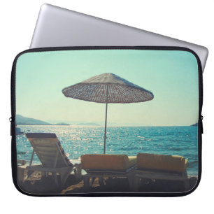 Sandstrand an einem sonnigen Nachmittag mit Sonnen Laptopschutzhülle