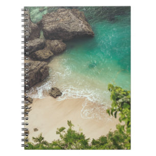 Sandstrand mit grünen Bäumen, Felsen und Ozean Notizblock