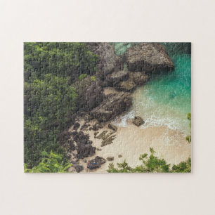Sandstrand mit grünen Bäumen, Felsen und Ozean Puzzle