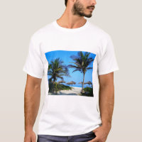 Sandstrand mit Palmen und Meerblick