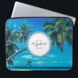 Sandstrand mit Tropical Palm Trees Monogram Laptopschutzhülle<br><div class="desc">Ein mit Monogramm Laptop-Ärmel mit einem nautischen Kreis,  der Ihren Namen und Initial enthält. Das Foto ist tropisch gestaltet und besteht aus Kokospalmen,  die sich über einen abgelegenen weißen Sandstrand erstrecken. Türkisfarbenes Wasser und ein azurblauer Himmel im Hintergrund.</div>