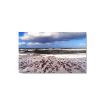 Sandstrand, Wolken am blauen Himmel. Malerei.