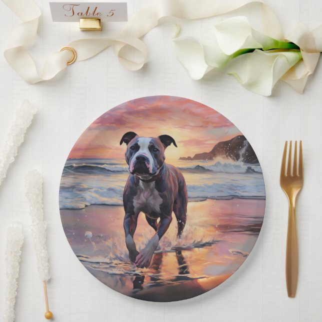 Sandy American Staffordshire Dog on Beach Sunset Pappteller (Hochzeit)