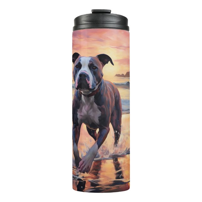 Sandy American Staffordshire Dog on Beach Sunset Thermosbecher (Vorderseite)