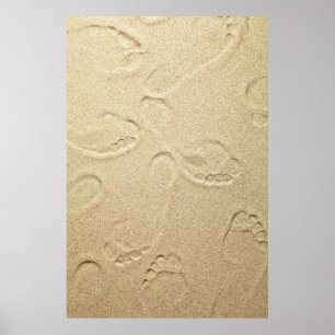 Sandy Beach Hintergrund mit Fußabdrücken Poster