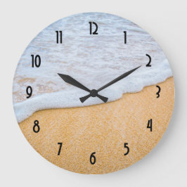 Sandy Beach mit Foamy Surf Große Wanduhr