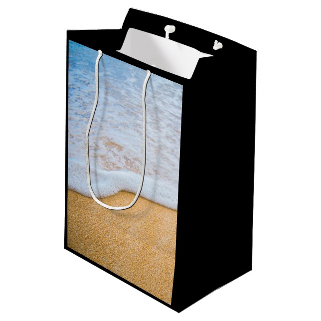 Sandy Beach mit Foamy Surf Mittlere Geschenktüte (Rückseite Schrägansicht)