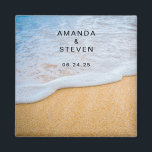 Sandy Beach mit Foamy Surf Wedding Save the Date Magnet<br><div class="desc">Hochzeit speichern Sie den Dattelmagneten mit einem Foto eines goldbraunen Sandstrandes mit weißer,  schäumender Brandung.</div>