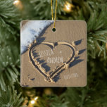 Sandy Beach Personalisiert Names Herz in Sand Keramikornament<br><div class="desc">Ein schönes, einzigartiges, individuelles, einzigartiges personalisiertes Design mit einer kleinen Meereswelle, romantischem sandigem Hintergrund, einem im Sand gezeichnet Herz, seinen und ihren Namen und Ihrem besonderen Datum, Liebe und Romantik zu verkörpern. Personalisieren Sie dieses einzigartige Objekt mit den Braut- und Bräutigamen und dem Hochzeitstag oder Jubiläum. Besuchen Sie unseren Shop...</div>