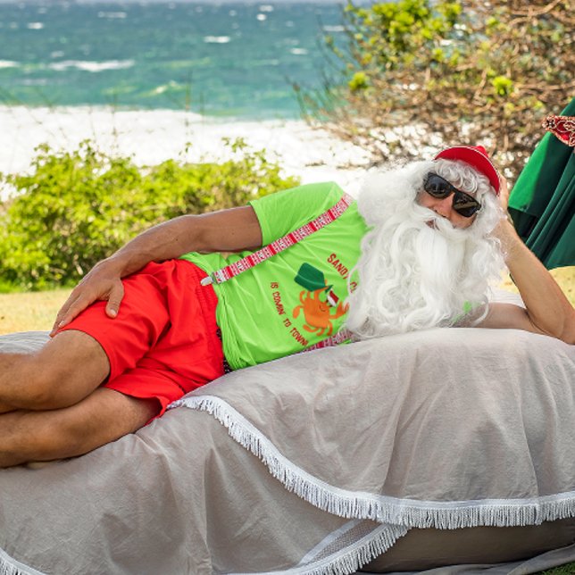 Sandy Claws kommt in die Stadt T-Shirt (Von Creator hochgeladen)